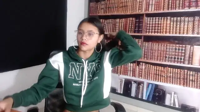 Snapshot of SofieLove_01 chatting on 09-10-25, 09:20 SofieLove 01 online show from 09-10-25, 09:20