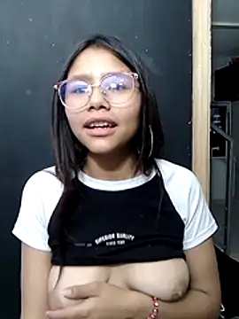 Snapshot of SofieLove_01 chatting on 12-21-25, 08:32 SofieLove 01 online show from 12-21-25, 08:32