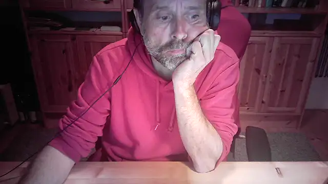 Snapshot of boy40bi chatting on 10-22-25, 11:26 boy40bi online show from 10-22-25, 11:26