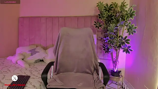 Mia mtnz02 online show from 01-14-26, 02:50