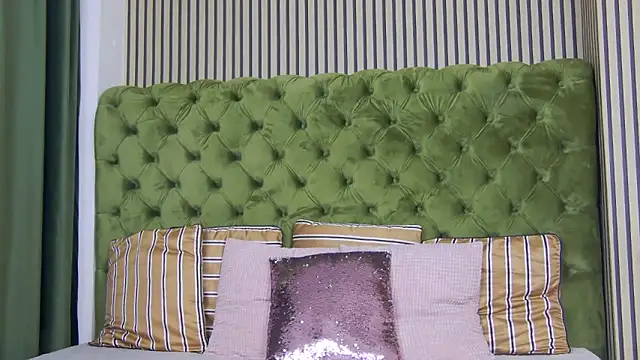 Snapshot of LunaHart chatting on 11-19-25, 07:58 LunaHart online show from 11-19-25, 07:58