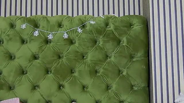 Snapshot of LunaHart chatting on 12-17-25, 04:24 LunaHart online show from 12-17-25, 04:24