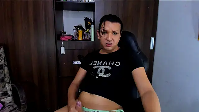 Snapshot of miss_bigcockts chatting on 11-14-25, 01:21 miss bigcockts online show from 11-14-25, 01:21