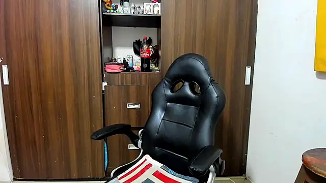 Snapshot of miss_bigcockts chatting on 12-21-25, 10:00 miss bigcockts online show from 12-21-25, 10:00