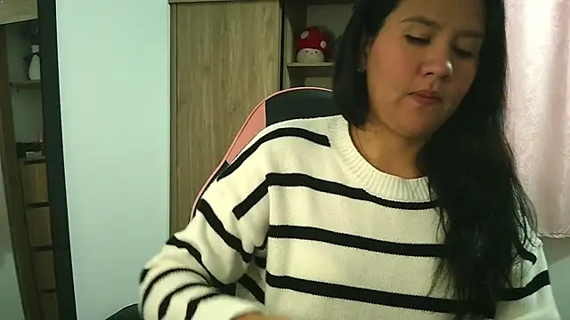 Oliviawatson1 online show from 12-02-25, 12:54