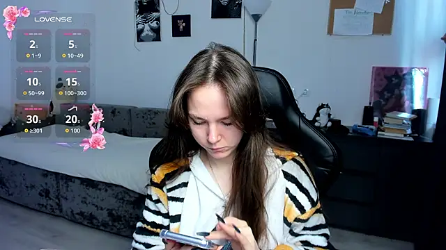 Snapshot of cute_little_ass chatting on 04-01-26, 06:14 cute little ass online show from 04-01-26, 06:14