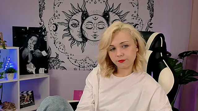 Charlotte Colinss online show from 09-16-25, 04:35