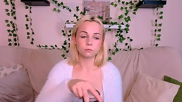 Charlotte Colinss online show from 09-25-25, 05:11