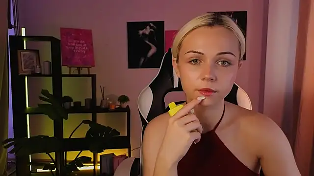 Charlotte Colinss online show from 06-22-26, 04:31