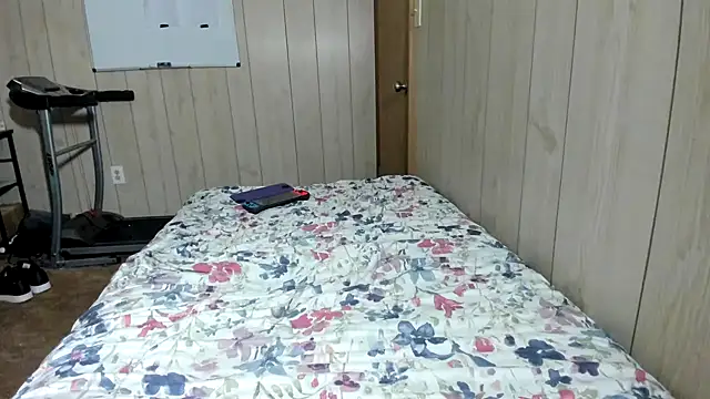 Snapshot of NaturalBeautyQueen chatting on 12-15-25, 10:30 NaturalBeautyQueen online show from 12-15-25, 10:30