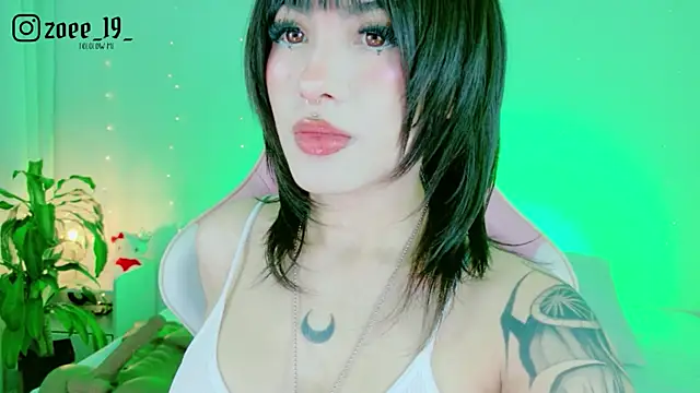 Snapshot of cuteezoe chatting on 05-04-26, 03:35 cuteezoe online show from 05-04-26, 03:35