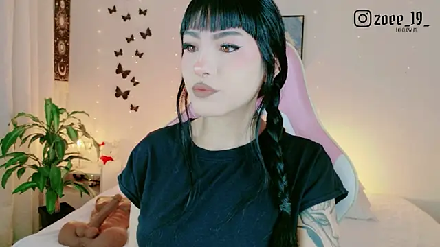 Snapshot of cuteezoe chatting on 05-18-26, 04:29 cuteezoe online show from 05-18-26, 04:29