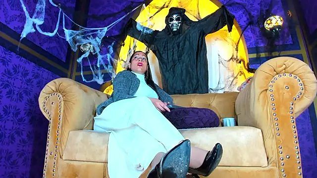 Snapshot of Scarlett_Barnes chatting on 10-24-25, 12:01 Scarlett Barnes online show from 10-24-25, 12:01