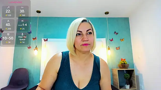 Snapshot of Heidy_milf chatting on 10-24-25, 08:27 Heidy milf online show from 10-24-25, 08:27