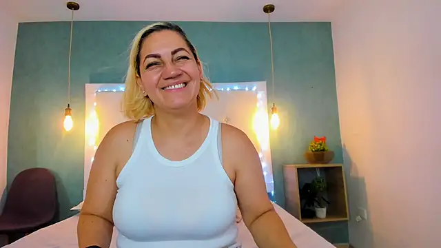 Snapshot of Heidy_milf chatting on 11-28-25, 08:00 Heidy milf online show from 11-28-25, 08:00