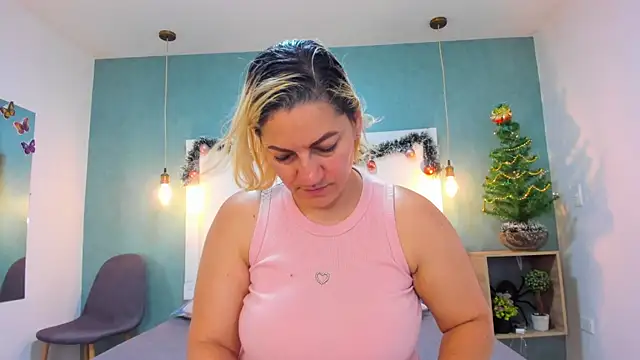 Snapshot of Heidy_milf chatting on 12-04-25, 08:06 Heidy milf online show from 12-04-25, 08:06