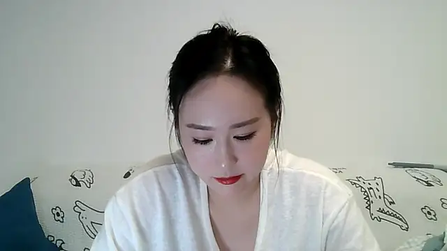 Snapshot of Belinda66 chatting on 10-19-25, 11:44 Belinda66 online show from 10-19-25, 11:44