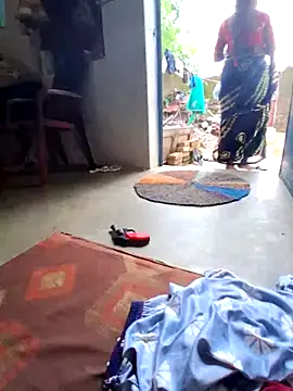 Snapshot of RAYI_Queen_3 chatting on 10-30-25, 04:03 RAYI Queen 3 online show from 10-30-25, 04:03