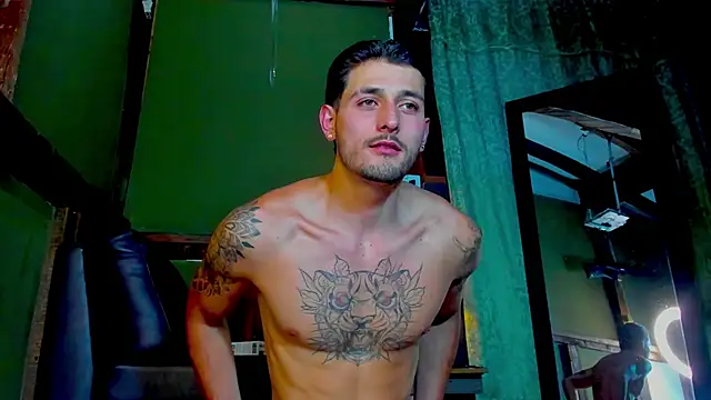 Snapshot of alejo__323__ chatting on 05-01-26, 01:10 alejo 323 online show from 05-01-26, 01:10