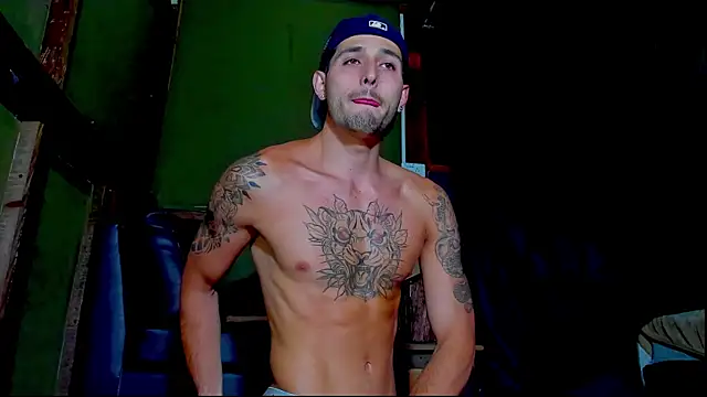 Snapshot of alejo__323__ chatting on 07-06-26, 02:52 alejo 323 online show from 07-06-26, 02:52