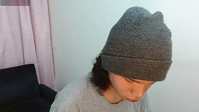 Snapshot of Xoxo_Smiles chatting on 03-29-26, 09:42 Xoxo Smiles online show from 03-29-26, 09:42