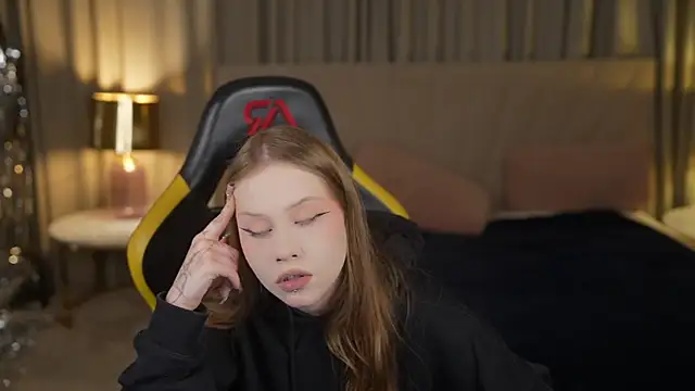 Snapshot of Esmie_Smile chatting on 09-19-25, 10:32 Esmie Smile online show from 09-19-25, 10:32