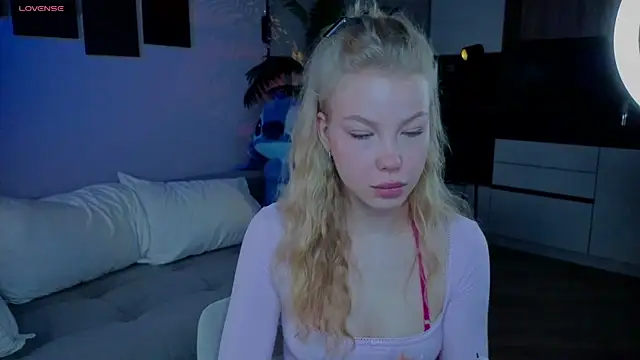 Snapshot of emilyshepar_d chatting on 06-11-26, 02:44 emilyshepar d online show from 06-11-26, 02:44