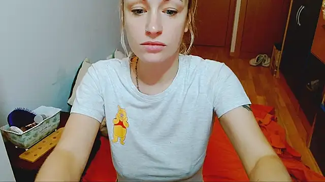 Snapshot of SatinQueen90 chatting on 10-22-25, 06:35 SatinQueen90 online show from 10-22-25, 06:35