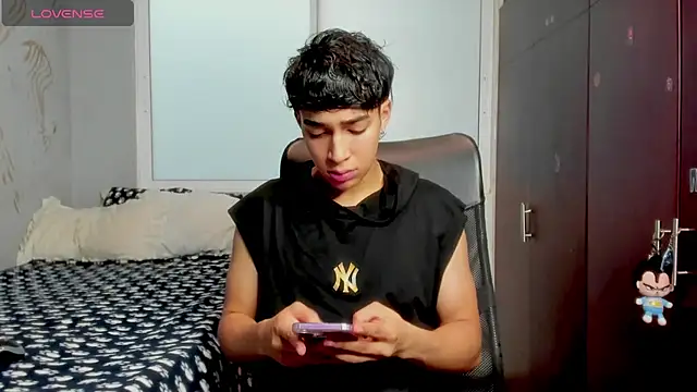 Snapshot of Noxx_starkK chatting on 12-16-25, 05:07 Noxx starkK online show from 12-16-25, 05:07