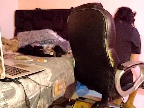 Snapshot of saenzjulieta1 chatting on 10-12-25, 03:11 saenzjulieta1 online show from 10-12-25, 03:11