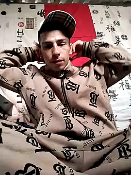 Snapshot of Tussi-amor chatting on 09-14-25, 03:33 Tussi-amor online show from 09-14-25, 03:33