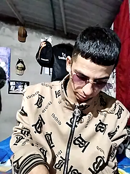 Snapshot of Tussi-amor chatting on 09-15-25, 03:39 Tussi-amor online show from 09-15-25, 03:39