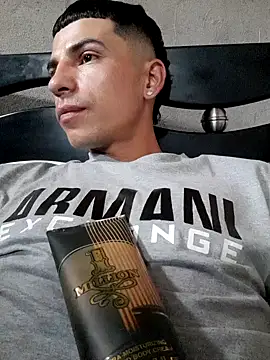 Snapshot of Tussi-amor chatting on 09-21-25, 08:10 Tussi-amor online show from 09-21-25, 08:10