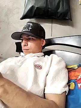 Snapshot of Tussi-amor chatting on 02-13-26, 05:20 Tussi-amor online show from 02-13-26, 05:20