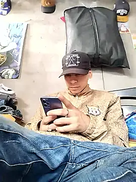 Snapshot of Tussi-amor chatting on 02-16-26, 05:20 Tussi-amor online show from 02-16-26, 05:20