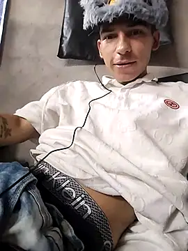 Snapshot of Tussi-amor chatting on 02-18-26, 08:05 Tussi-amor online show from 02-18-26, 08:05