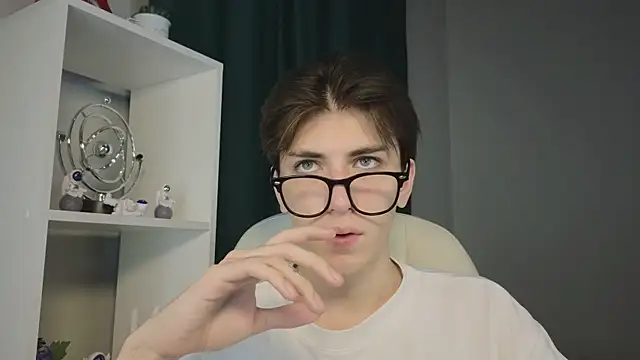 Snapshot of Oliver_Starboy chatting on 09-19-25, 05:42 Oliver Starboy online show from 09-19-25, 05:42
