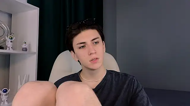 Snapshot of Oliver_Starboy chatting on 09-20-25, 04:46 Oliver Starboy online show from 09-20-25, 04:46
