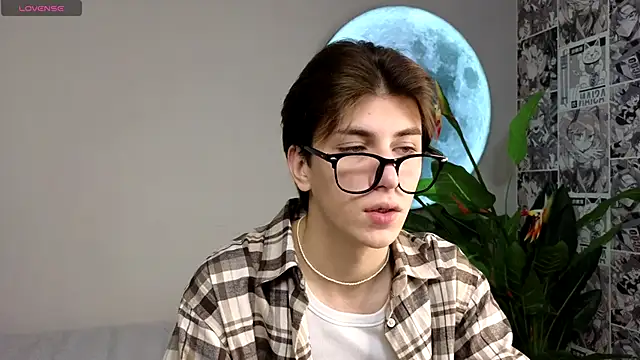Snapshot of Oliver_Starboy chatting on 10-03-25, 05:26 Oliver Starboy online show from 10-03-25, 05:26