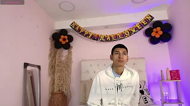 Snapshot of AmelieAndAce chatting on 10-29-25, 12:51 AmelieAndAce online show from 10-29-25, 12:51