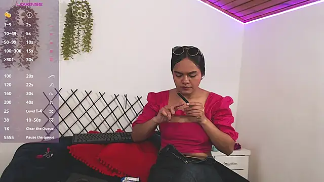 Snapshot of shiara_blake chatting on 10-18-25, 03:02 shiara blake online show from 10-18-25, 03:02