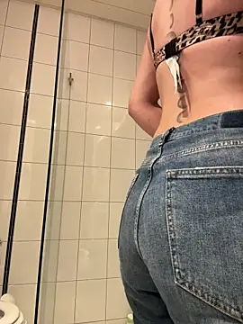 Snapshot of IsabellaEtha chatting on 10-21-25, 10:49 IsabellaEtha online show from 10-21-25, 10:49