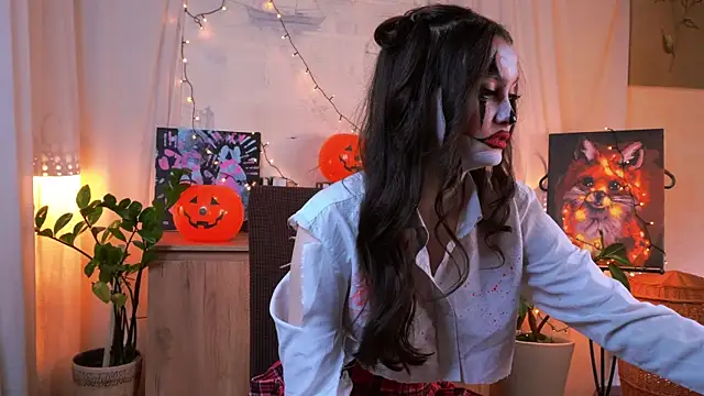 Snapshot of EvaDowe chatting on 10-31-25, 02:56 EvaDowe online show from 10-31-25, 02:56