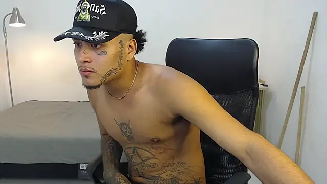 Snapshot of crow_black00 chatting on 09-18-25, 02:57 crow black00 online show from 09-18-25, 02:57