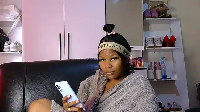 Snapshot of Seductive_Yellow_Titties chatting on 09-20-25, 10:38 Seductive Yellow Titties online show from 09-20-25, 10:38