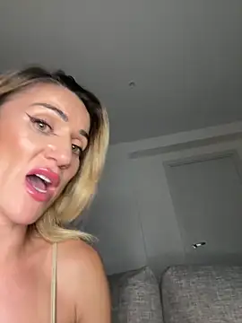 Snapshot of CamyBlossom chatting on 10-15-25, 04:51 CamyBlossom online show from 10-15-25, 04:51