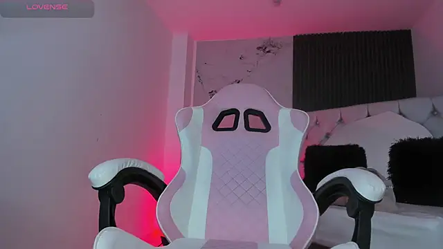 Snapshot of chloesagee chatting on 09-27-25, 11:43 chloesagee online show from 09-27-25, 11:43