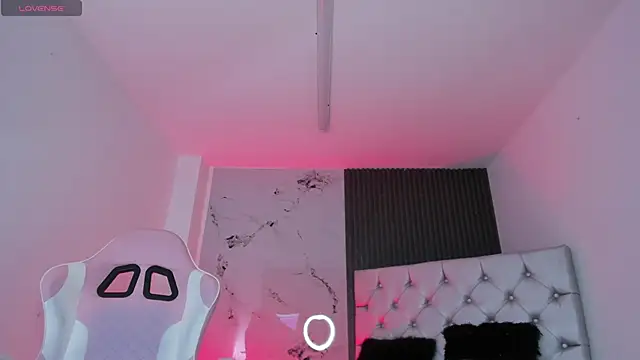 Snapshot of chloesagee chatting on 10-30-25, 11:27 chloesagee online show from 10-30-25, 11:27