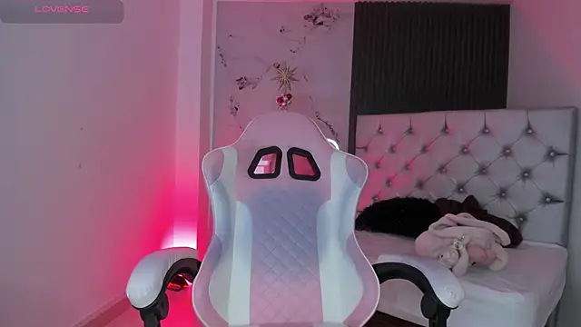 Snapshot of chloesagee chatting on 12-13-25, 10:37 chloesagee online show from 12-13-25, 10:37