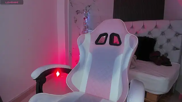 Snapshot of chloesagee chatting on 12-15-25, 11:09 chloesagee online show from 12-15-25, 11:09